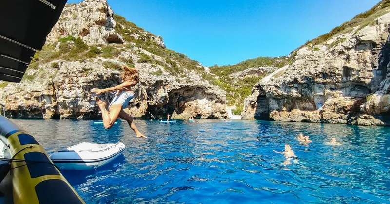 Excursión a la Cueva Azul, Vis y Hvar por 5 islas